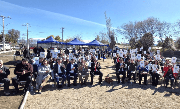 MINVU entrega 68 escrituras de viviendas a vecinos de Santa María con importantes anuncios para viviendas sociales