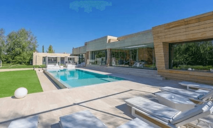 Conoce la nueva casa que arrendó Isabel Pantoja a futbolista