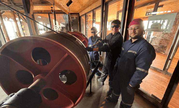 Estudiantes de Técnico en Mantenimiento Electromecánico de Duoc UC Valparaíso realizan labores de diagnóstico de Ascensor Concepción