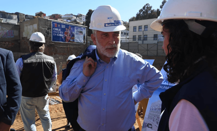 Ministro Montes entrega solución para toma en San Antonio: cooperativas de vecinos podrían comprar el terreno
