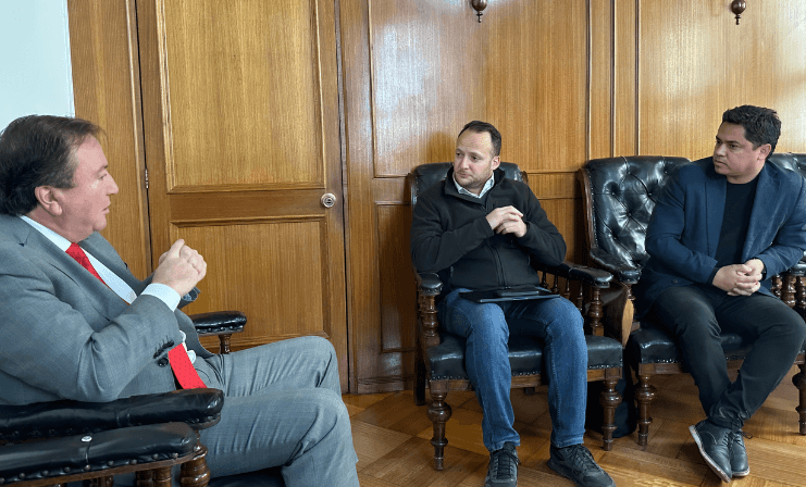 Diputado Jorge Guzmán coordina con alcalde de Talca la implementación de la ley “Chao Cables”