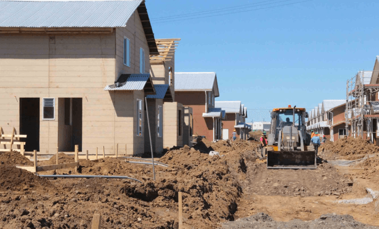 PEH avanza en entregas de viviendas, pero necesita reforzarse para enfrentar el déficit habitacional.