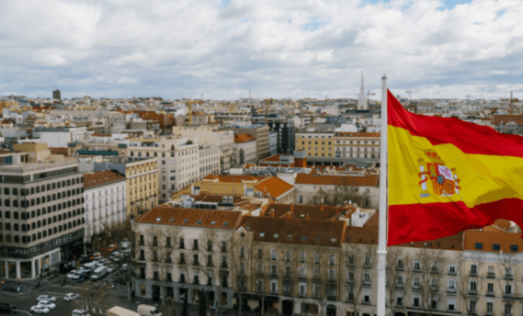 Inversionistas chilenos migran su interés desde Miami a España pese al fin de la Golden Visa